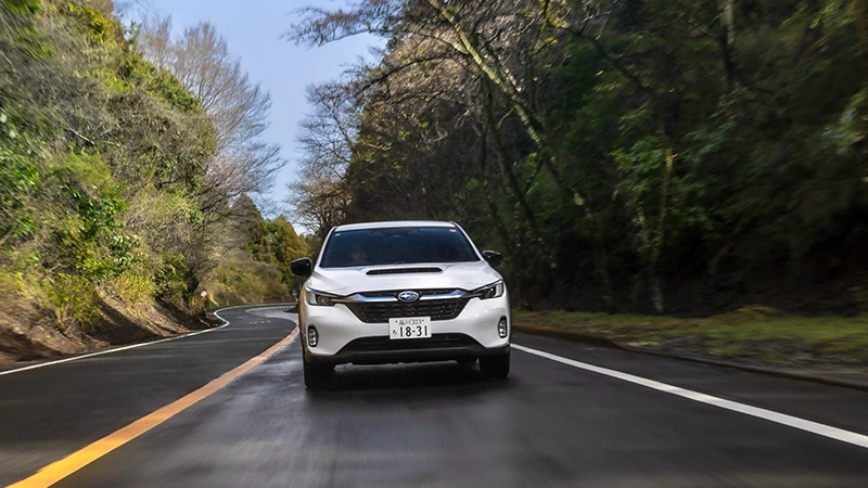カートピア 箱根ターンパイクのワインディングを走るレヴォーグ レイバック | SUBARU