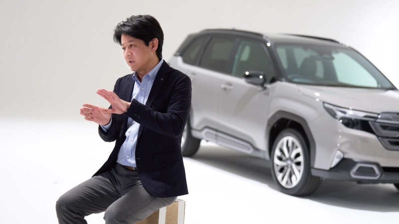 カートピア フォレスターを背景に、デザインを語る髙木さん | SUBARU