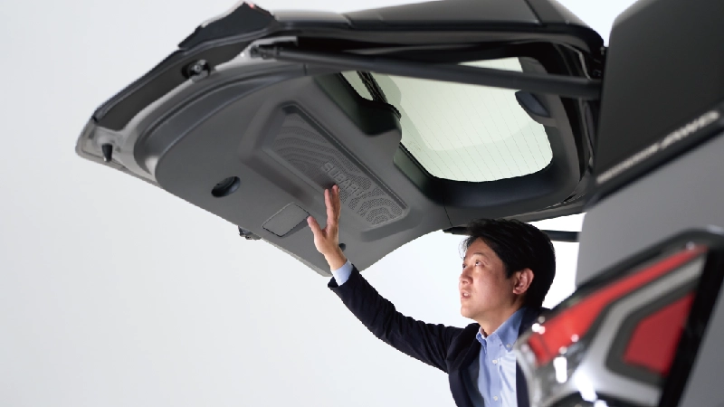 カートピア フォレスターのリヤゲートの内側にあるSUBARUロゴに触れる髙木さん | SUBARU