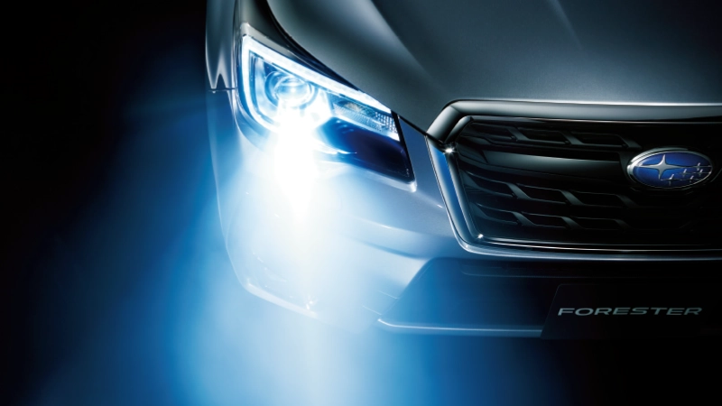 カートピア ヘッドランプを点灯している4代目フォレスター | SUBARU