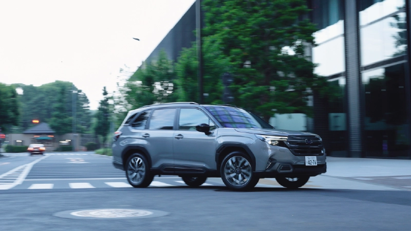 カートピア 東京都内を走る新型フォレスターPremium S:HEV EX（クリスタルブラック・シリカ/リバーロック・パール） | SUBARU