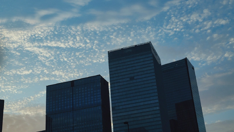 カートピア 朝焼けのなか、高層ビルが建ち並ぶ様子 | SUBARU