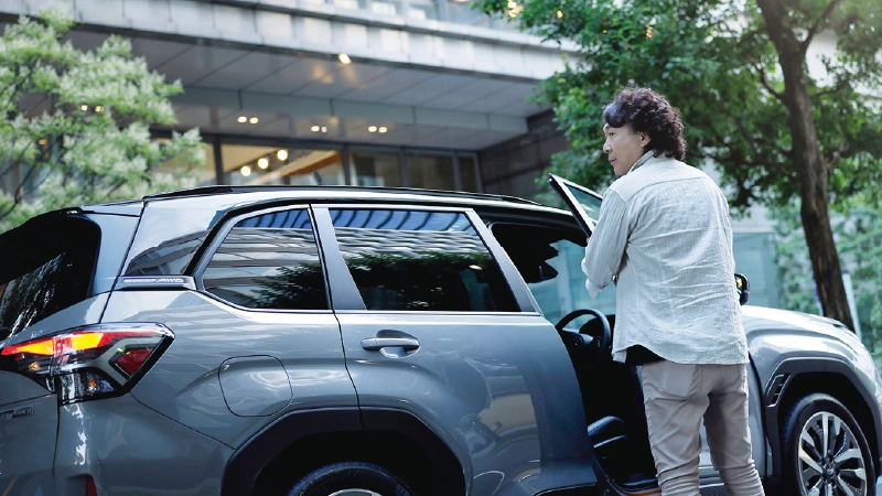 カートピア 新型フォレスターPremium S:HEV EXに乗り込む、ジャーナリスト・島下泰久 | SUBARU