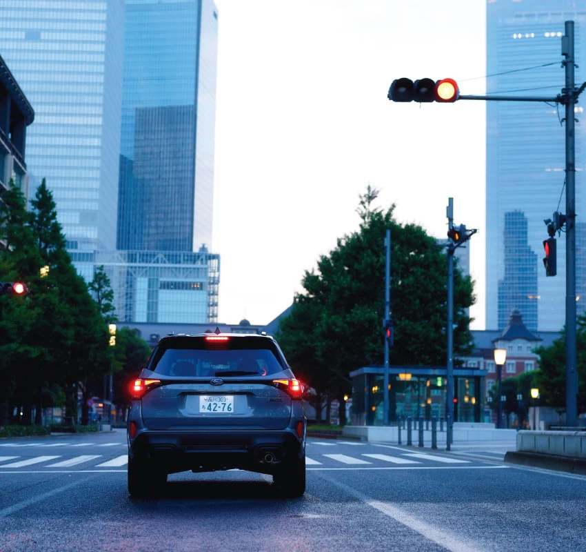 カートピア 東京都内を走る新型フォレスターPremium S:HEV EX（クリスタルブラック・シリカ/リバーロック・パール） | SUBARU