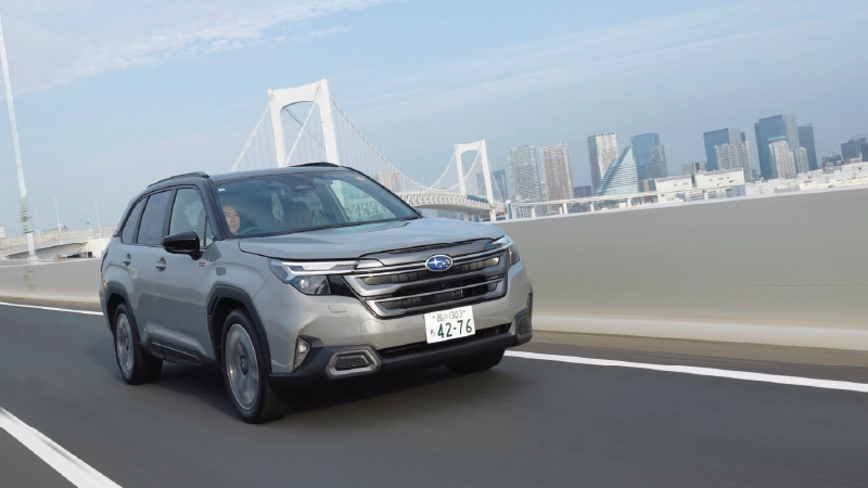 カートピア レインボーブリッジを走る新型フォレスターPremium S:HEV EX（クリスタルブラック・シリカ/リバーロック・パール） | SUBARU