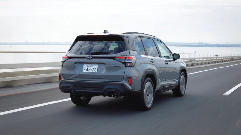 カートピア レインボーブリッジを走る新型フォレスターPremium S:HEV EX（クリスタルブラック・シリカ/リバーロック・パール） | SUBARU
