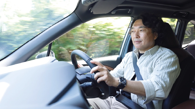 カートピア 新型フォレスターPremium S:HEV EXの運転席でステアリングを握るジャーナリスト・島下泰久 | SUBARU