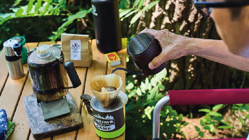 カートピア ペーパードリップにお湯を注ぎ、コーヒーを淹れる | SUBARU