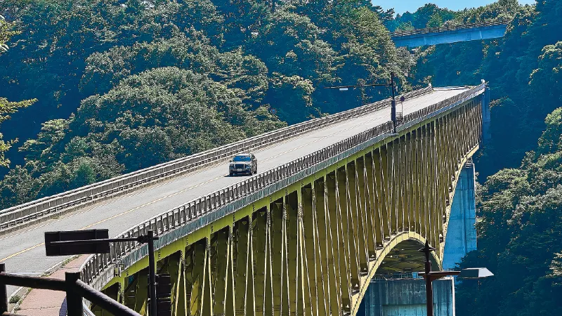 カートピア 八ヶ岳高原大橋を渡る新型フォレスターX-BREAK S:HEV EX | SUBARU