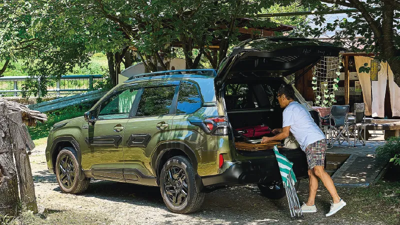 カートピア 新型フォレスターX-BREAK S:HEV EXのカーゴルームから荷物を積み下ろしている酒井直人 | SUBARU