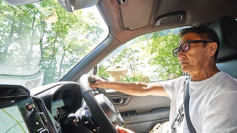 カートピア 新型フォレスターX-BREAK S:HEV EXの運転席でステアリングを握る酒井直人 | SUBARU