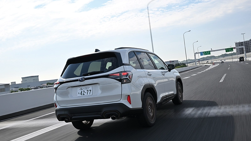カートピア 横浜横須賀道路を爽快に走る新型フォレスターSPORT EXのリヤ | SUBARU