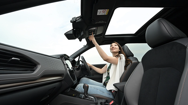 カートピア 新型フォレスターSPORT EXのサンルーフを開ける黒木美珠さん | SUBARU