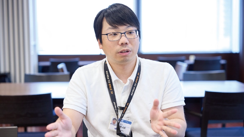 カートピア 山デカールについて手振りを交えながら説明する近藤さん | SUBARU