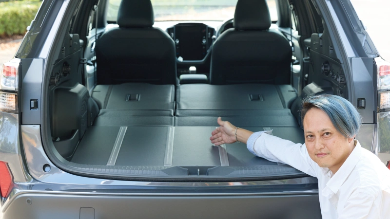 カートピア フォレスターX-BREAKのリヤゲートを開けて、撥水カーゴフロアボードを紹介している須崎兼則さん | SUBARU