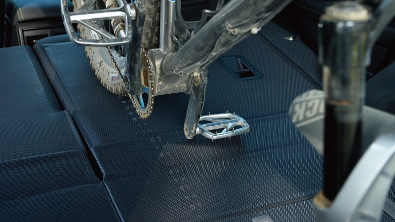 カートピア フォレスターX-BREAKのカーゴルームに泥だらけのマウンテンバイクを積み込んでいる様子 | SUBARU