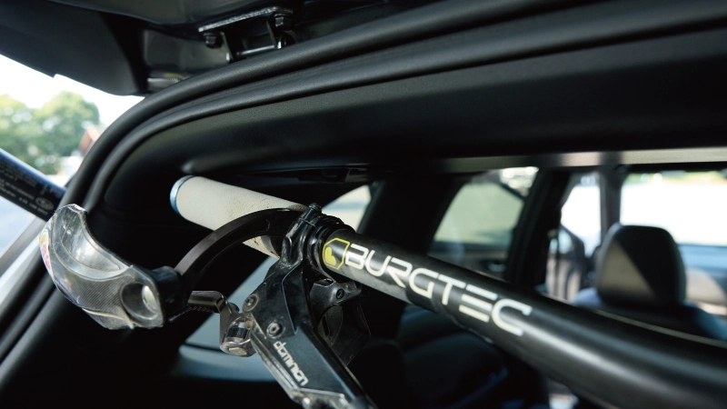 カートピア フォレスターX-BREAKのゲートを開けてマウンテンバイクを積み込んでいる様子。専用のSUBARU純正アクセサリー、ルーフトリムプロテクターがあるので自転車のハンドルが当たっても大丈夫。 | SUBARU