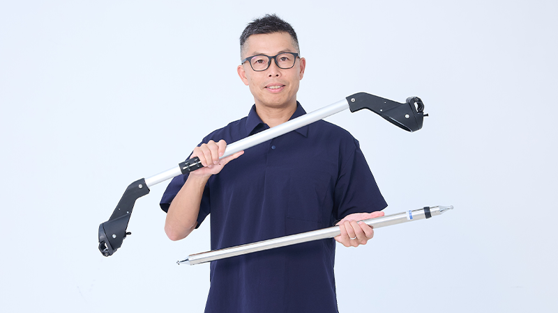 カートピア スマートバーと、別売のアクセサリー ユーティリティバーを持つ大家敏宏さん | SUBARU