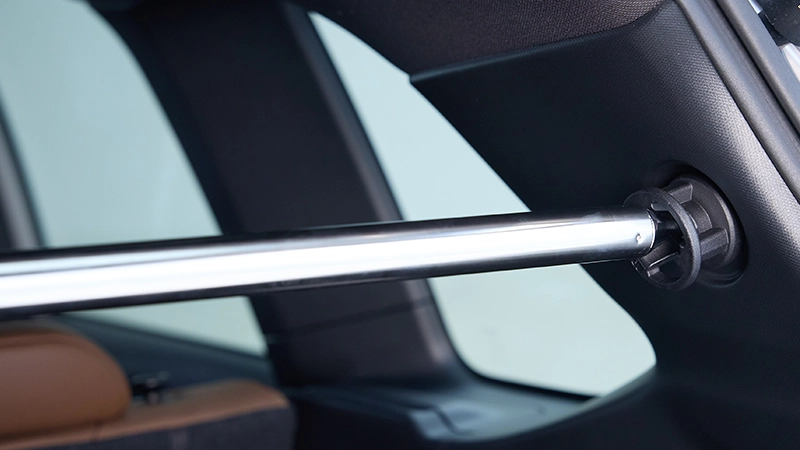 カートピア フォレスター後部のDピラーに取り付けられたユーティリティバー | SUBARU