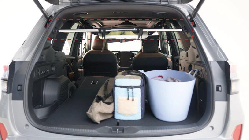 カートピア フォレスターの荷室にサーフボードホルダーを装着し、サーフィン用のギアを積んだ様子 | SUBARU