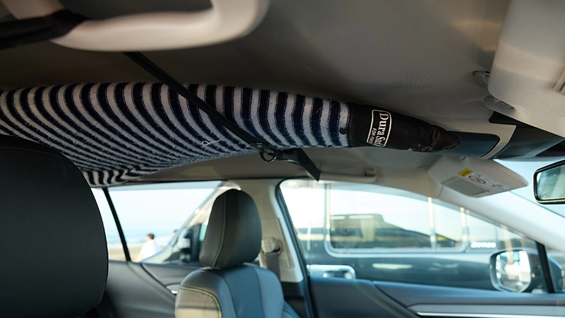 カートピア 大家さんが現在使っているクルマの天井にサーフボードを積載した様子 | SUBARU