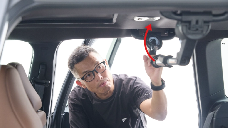 カートピア リヤ席アシストグリップに取り付けたスマートバーを回転させている様子 | SUBARU