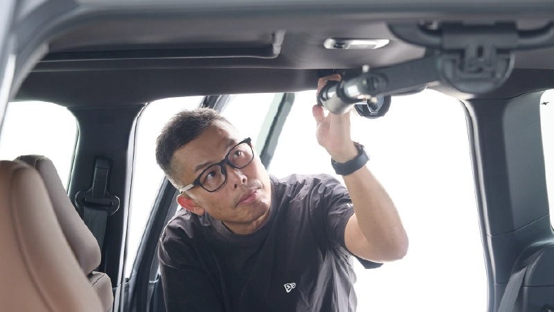 カートピア リヤ席アシストグリップに取り付けたスマートバーを回転させている様子 | SUBARU