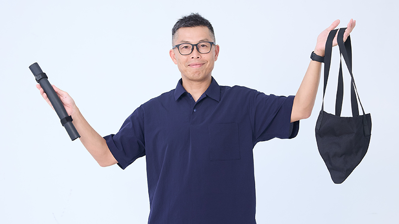 カートピアボードクッションとサーフボード先端カバーを持つ大家敏宏さん | SUBARU