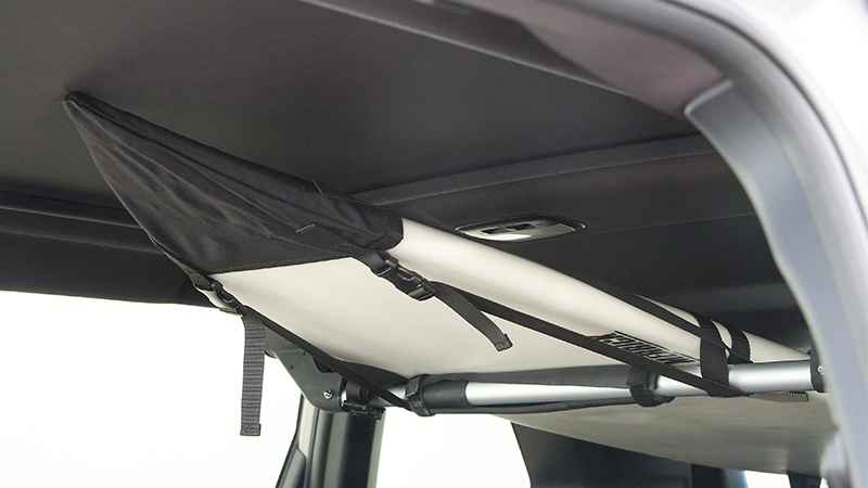 カートピア サーフボード先端カバーを被せたサーフボードをサーフボードホルダーに取り付けた状態 | SUBARU