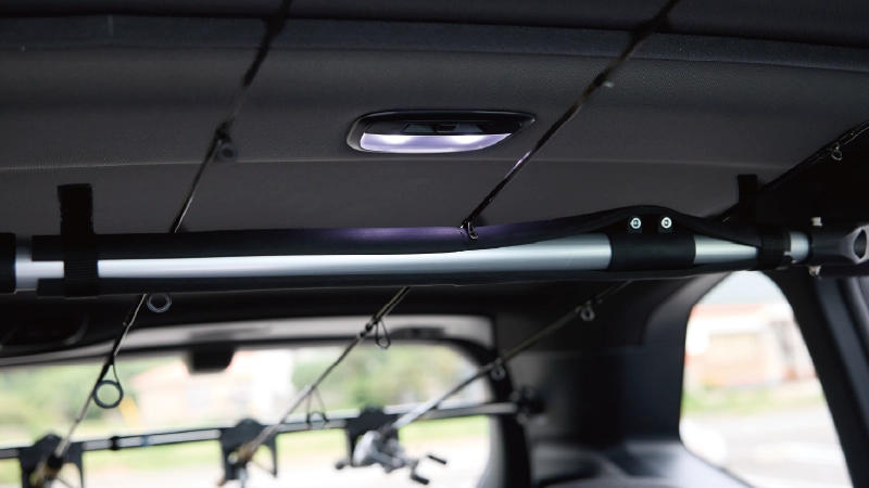 カートピア スマートバーに取り付けられたロッドクッションにロッドを置いている様子 | SUBARU