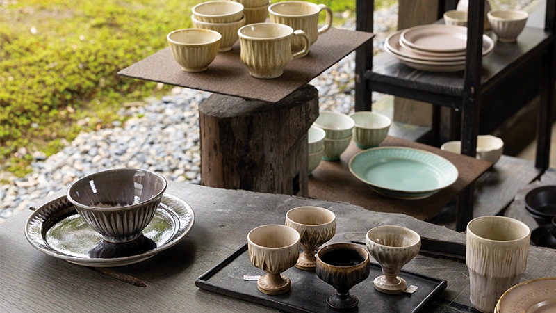 カートピア 回廊ギャラリー門に、様々な作家の器が並んでいる様子 | SUBARU