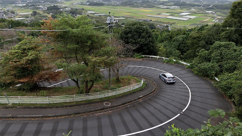 カートピア カーブを曲がるレヴォーグ GT-H EX（アイスシルバー・メタリック） | SUBARU