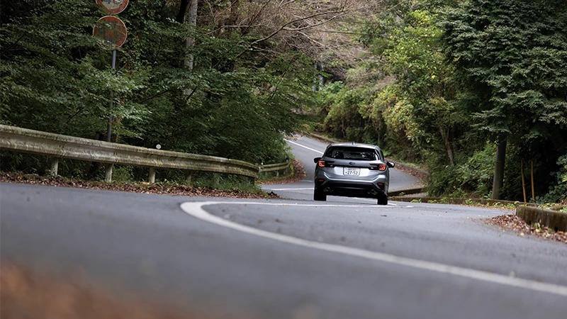 カートピア 山道のカーブを走るレヴォーグGT-H EX（アイスシルバー・メタリック）のリヤ | SUBARU