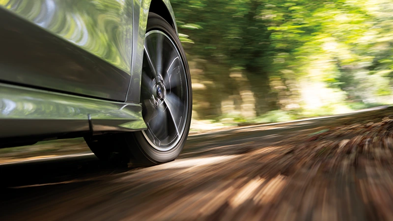 カートピア 山道のカーブを曲がるレヴォーグGT-H EX（アイスシルバー・メタリック）のフロントタイヤ | SUBARU