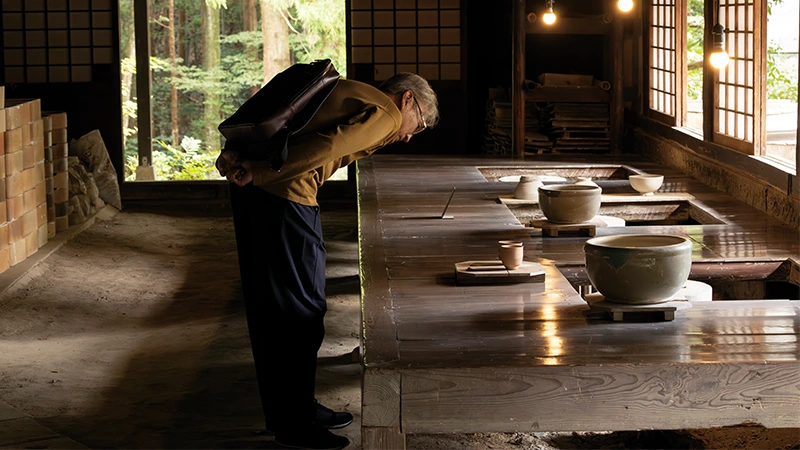 カートピア 濱田庄司記念益子参考館にある工房で、世界各地の工芸品の展示を見る自動車ジャーナリスト渡辺慎太郎さん | SUBARU