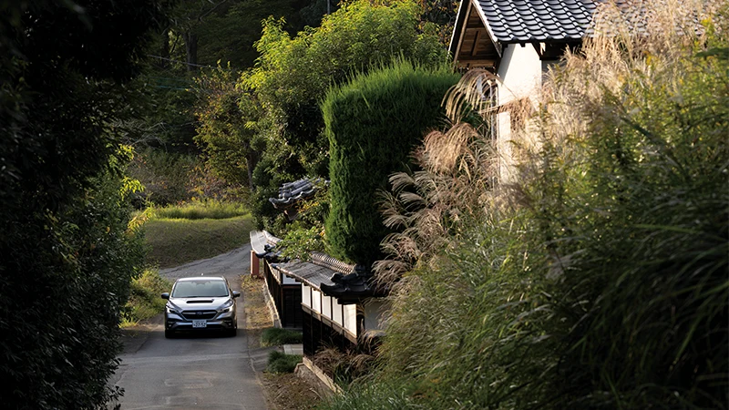 カートピア 益子周辺の細い道を走るレヴォーグ GT-H EX（アイスシルバー・メタリック） | SUBARU