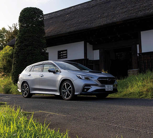 カートピア 益子の濱田窯長屋門の前を通るレヴォーグ GT-H EX（アイスシルバー・メタリック） | SUBARU