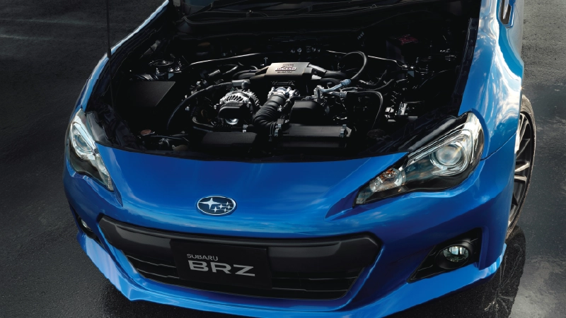カートピア フロントにあるエンジンルームを開け、エンジンが見えている状態のSUBARU BRZ。 | SUBARU