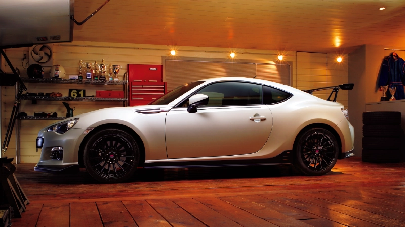 カートピア 初代SUBARU BRZのSTIコンプリートカー「tS」がガレージに置いてある様子。ボディカラーはサテンホワイト・パール。 | SUBARU