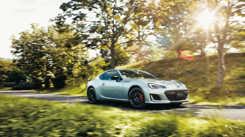 カートピア 木々に囲まれた小道を走る初代SUBARU BRZ。ボディカラーはアイスシルバー・メタリック。 | SUBARU