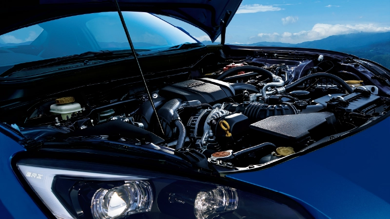 カートピア フロントにあるエンジンルームを開け、エンジンが見えている状態の2代目SUBARU BRZ。 | SUBARU
