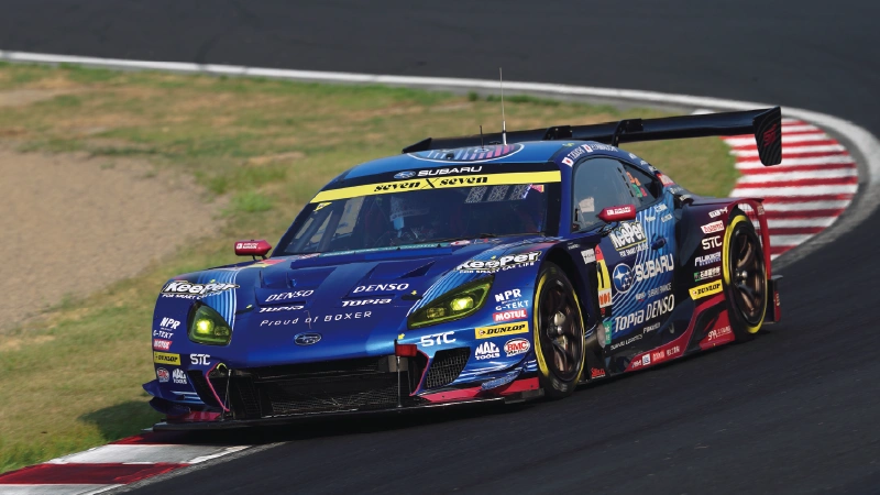 カートピア SUBARU BRZ GT300がサーキットを走っている様子。 | SUBARU