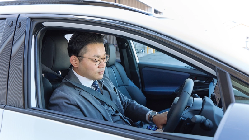 カートピア ソルテラの運転席に座る静岡スバルのセールス・青島さん。 | SUBARU