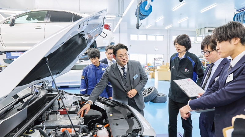 カートピア スタッフ同士で研究会をする様子。 | SUBARU