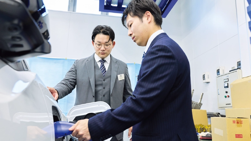 カートピア スタッフ同士で研究会をする様子。 | SUBARU