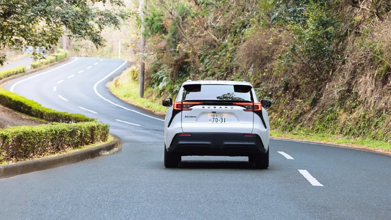 カートピア 浜松有玉店付近のカントリーロードを走るソルテラ | SUBARU