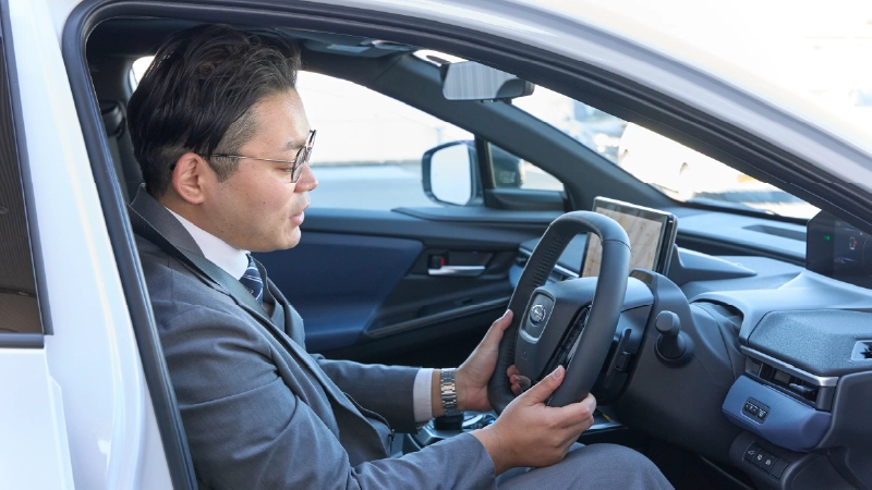 カートピア ソルテラの車内でステアリングの魅力を語る静岡スバル・青島さん | SUBARU