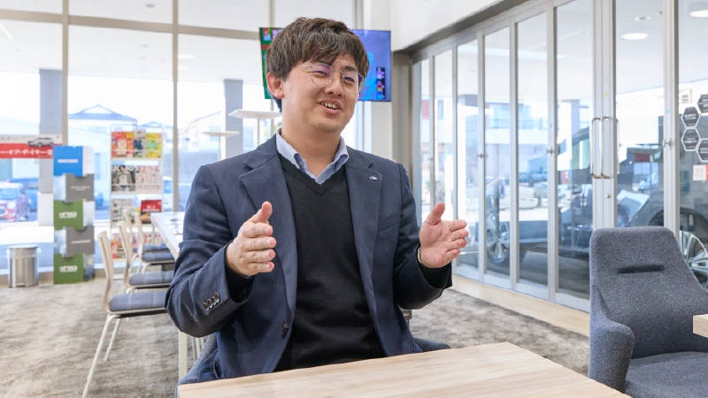 カートピア 屋外にある電気自動車用の充電スポット。清水さん(男性)が充電スポットのカードリーダーに会員カードをかざしている。 | SUBARU