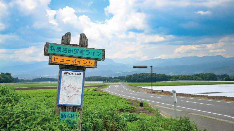 カートピア 利根沼田望郷ライン/ビューポイント」と書かれた看板。背景には田畑や山々が広がる。 | SUBARU