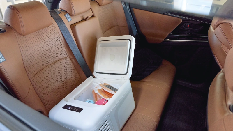 カートピア ソルテラの後席に置かれたクーラーボックス | SUBARU